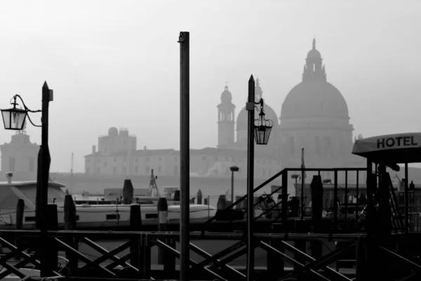 Venecia Italia Diciembre 2018 Evocadora Imagen Blanco Negro Los Barcos —  Fotos de Stock