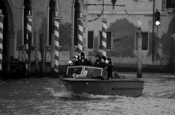 Veneza Itália Dezembro 2018 Evocativa Imagem Preto Branco Dos Bombeiros — Fotografia de Stock