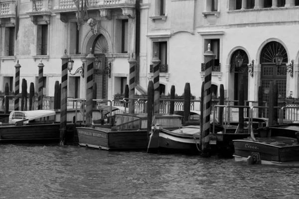 Veneza Itália Dezembro 2018 Evocativa Imagem Lanchas Atracadas Ponto Amarração — Fotografia de Stock