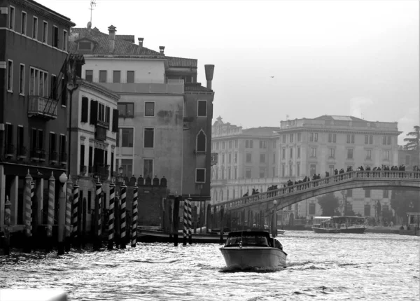 Venedig Italien December 2018 Suggestiv Svartvitt Bild Typiska Venedig Kanal — Stockfoto