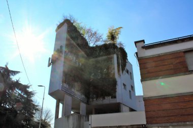 Milan, İtalya, güzel mavi gökyüzünün altındaki modern binanın anımsatıcı görüntüsü.