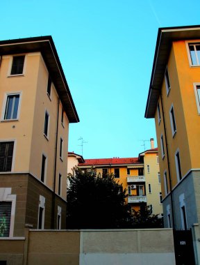 Milan, İtalya, 1950 'lerin şehirlerindeki binaların anımsatıcı görüntüsü.