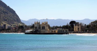 Mondello, Sicilya, temiz su ve güzel mavi gökyüzü ile sahilin anımsatıcı görüntüsü.