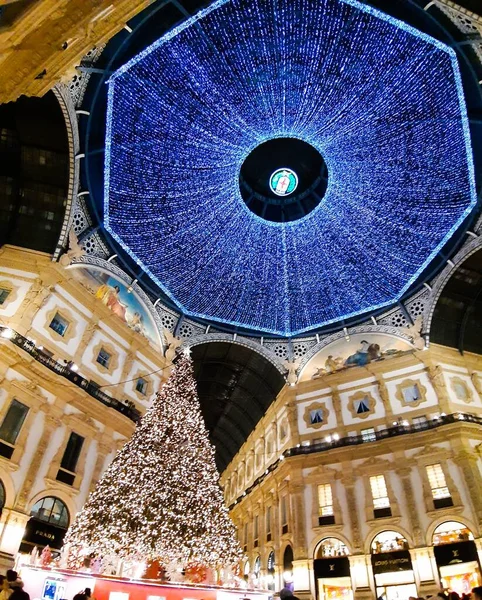 Milan, İtalya - 22 Aralık 2019 Galleria Vittorio Emanuele, Noel süslemeleri ile aydınlatılmış galerinin canlandırıcı görüntüsü