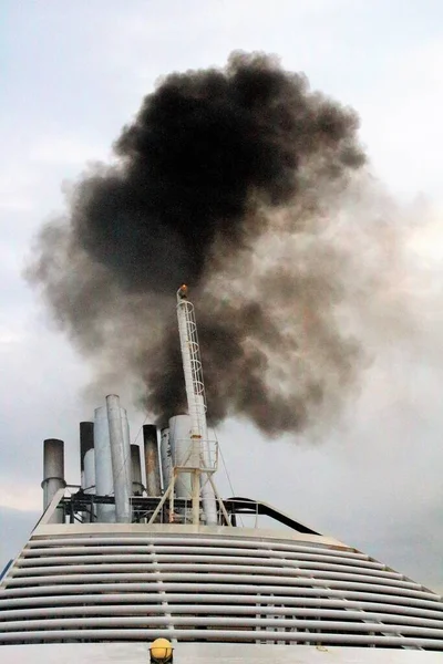 航海中のクルーズフェリーの煙の排気システムの印象的なイメージ — ストック写真