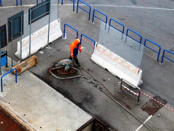 Imagem Evocativa Das Operações Atracagem Ferry Efectuado Por Trabalhador Retirado — Fotografia de Stock