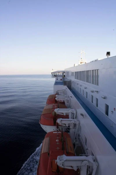 Suggestiva Immagine Imbarcazioni Salvataggio Posizionate Sul Fianco Traghetto Crociera — Foto Stock