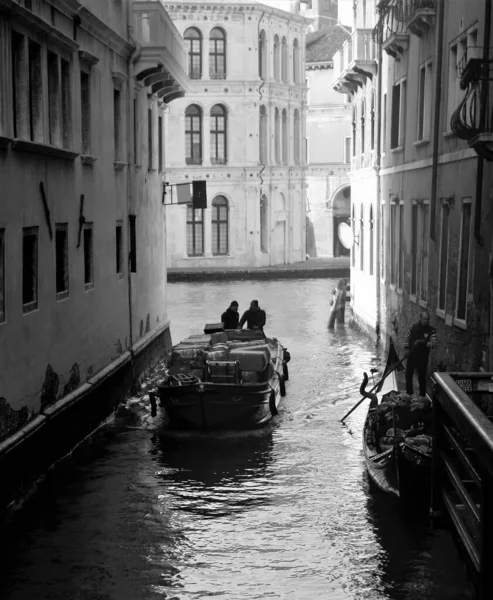 Βενετία Ιταλία Δεκεμβρίου 2018 Επικαλούμενη Ασπρόμαυρη Εικόνα Γόνδολων Και Σκαφών — Φωτογραφία Αρχείου