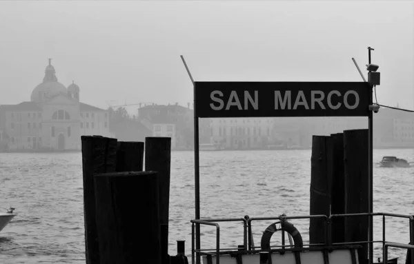 Venedig Italien December 2018 Suggestiva Svartvita Bild Färjan Hamnen San — Stockfoto