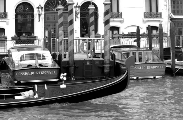 Veneza Itália Dezembro 2018 Evocativa Imagem Preto Branco Lanchas Atracadas — Fotografia de Stock