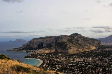 Mondello, Sicilya, Capo Gallo Reserve 'den şehrin panoramik manzarası, Pellegrino Dağı ve uzaktaki Cefal promontuvarı.