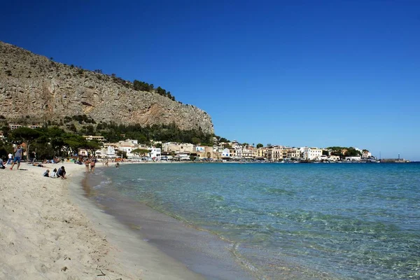Mondello Sicilia Suggestiva Immagine Della Spiaggia Con Acqua Limpida Bel — Foto Stock