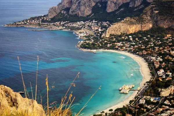 Mondello, Sicilya, Capo Gallo Reserve 'den şehrin panoramik manzarası ve arka planda 