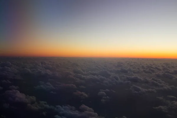 Imagem Evocativa Nascer Sol Avião Voo Com Sol Nascendo Horizonte — Fotografia de Stock