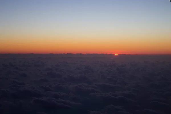 Evokující Obraz Východu Slunce Letadla Letu Východem Slunce Obzoru Mraky — Stock fotografie