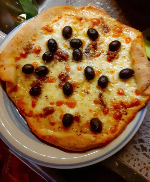 带有黑色橄榄的自制白披萨的生动形象 — 图库照片
