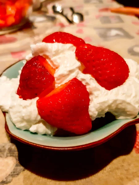 Stimmungsvolles Bild Von Hausgemachtem Dessert Mit Sahne Und Erdbeeren — Stockfoto