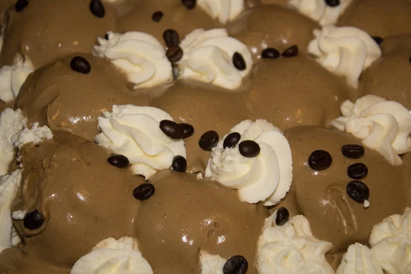 Nahaufnahme Von Haselnuss Profiterolen Mit Sahne Und Kaffeebohnen — Stockfoto