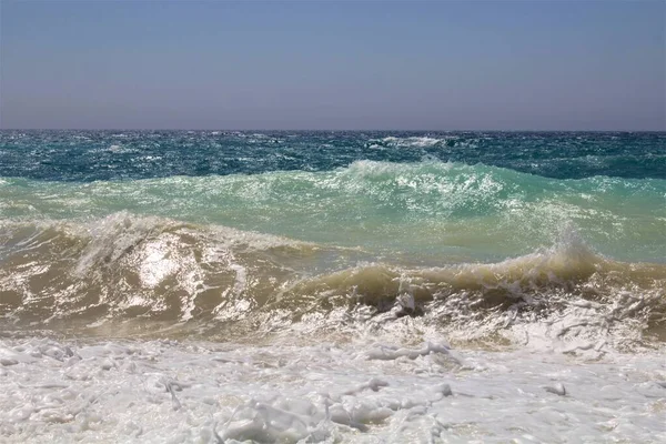 Imagem Evocativa Uma Praia Areia Com Mar Muitas Cores Céus — Fotografia de Stock