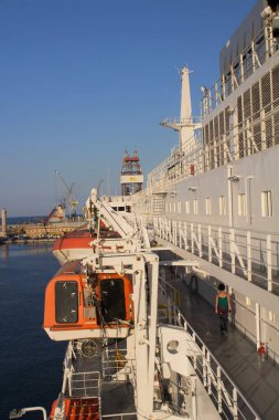 Bir feribotun kenarındaki cankurtaran botlarının canlandırıcı görüntüsü.