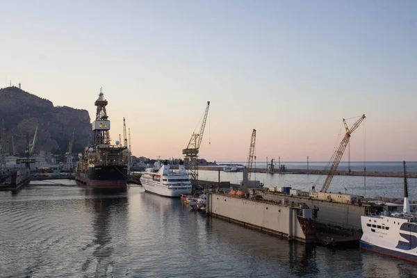 Gemilerin hatırlatıcı görüntüsü bakım için limanda durdu