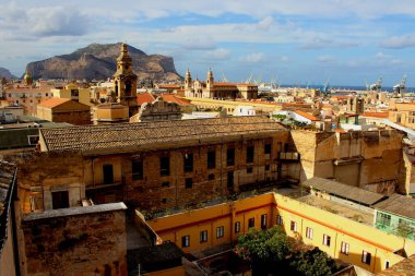 Palermo, İtalya, 03 Eylül 2017, Santa Caterina Manastırı. Manastırdan şehrin panoramik fotoğrafı. Kiliseyi ve arka plandaki vinçleri görebilirsiniz.