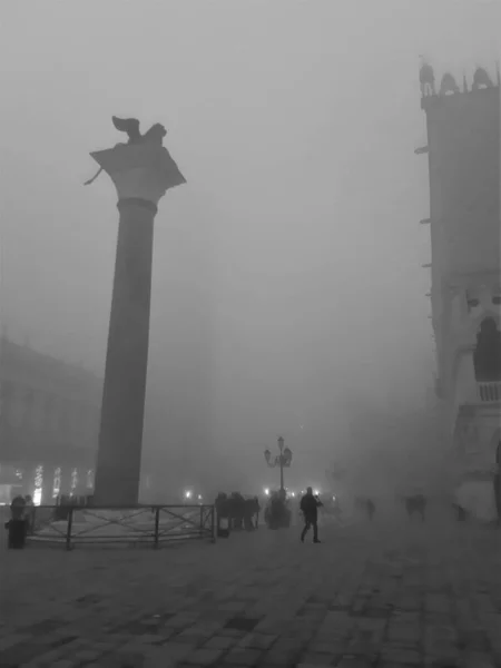 ヴェネツィア イタリア 2020年1月27日霧とサンマルコ広場の魅惑的な黒と白の画像 — ストック写真