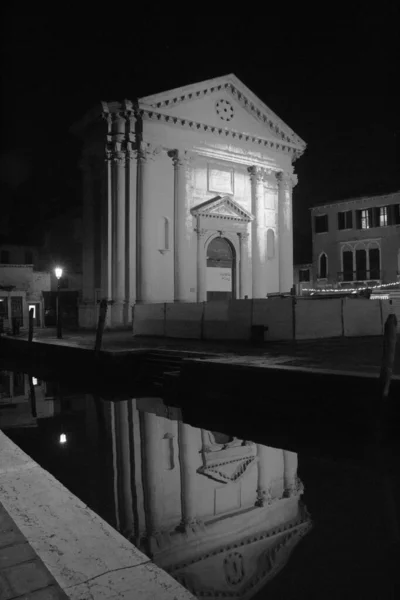 Venecia Italia Enero 2020 Evocadora Imagen Blanco Negro Fachada Una —  Fotos de Stock