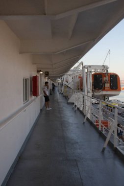 Cankurtaran botu olan bir feribotun canlandırıcı görüntüsü.