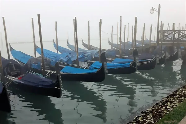 Veneza Itália Janeiro 2020 Evocativa Imagem Gôndolas Ancoradas Longo Cais — Fotografia de Stock