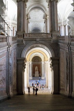 Caserta Kraliyet Sarayı, 27 Haziran 2020, Napoli Kralı Charles tarafından yaptırılan tarihi saray, ana girişin merdiveni.