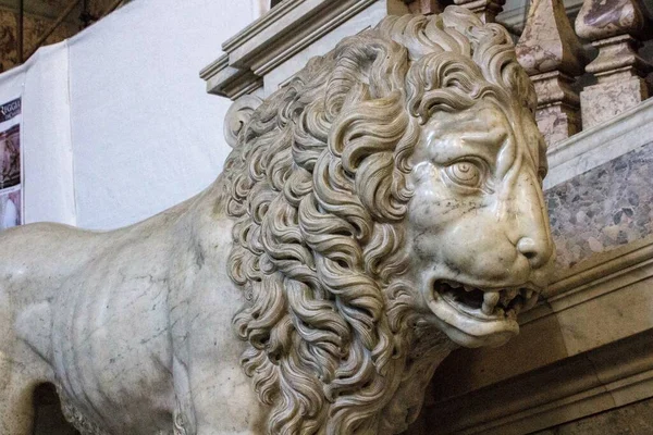 カゼルタ王宮 イタリア 2020年6月27日 ナポリのブルボン王のチャールズによって委託された歴史的な王宮 メイン階段のライオン像 — ストック写真