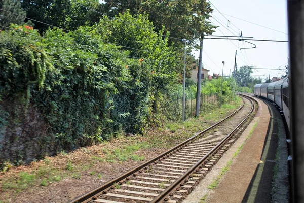 ミラノ イタリア 移動列車の窓から2020年8月10日 ミラノ ジェノヴァルート上のレールと自然景観 — ストック写真