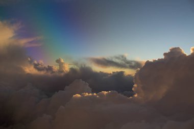 Önünde ve uzağında bulutlar olan bir uçaktan görülebilen muhteşem bir gün batımı.