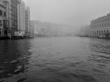 Venedik, İtalya, 27 Ocak 2020 sisli bir günde Büyük Kanal 'ın siyah beyaz görüntüsü.