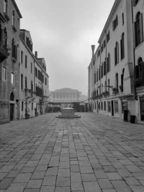 Venedik, İtalya, 27 Ocak 2020 sisli bir günde siyah beyaz bir görüntü Campo Santa Sofia