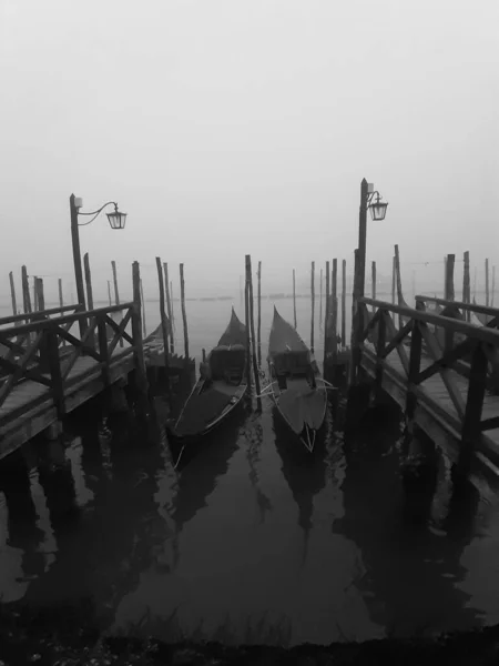 Venezia Gennaio 2020 Suggestiva Immagine Bianco Nero Gondole Ormeggiate Lungo — Foto Stock