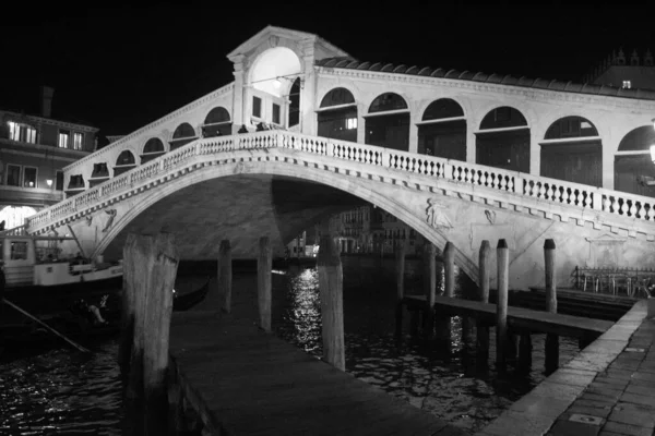 ヴェネツィア イタリア 2020年1月27日市内で最も有名なシンボルの一つであるリアルト橋の魅力的な黒と白の画像 — ストック写真