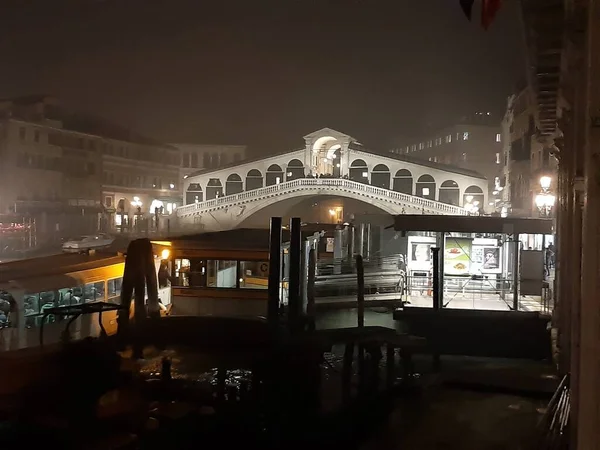 ヴェネツィア イタリア 2020年1月27日市内で最も有名なシンボルの一つであるリアルト橋の魅惑的なイメージ — ストック写真