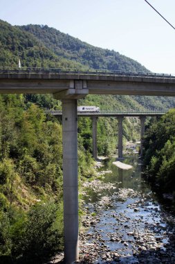 Milan, İtalya - 10 Ağustos 2020 hareket halindeki trenin penceresinden: Milan-Genova rotasındaki raylar ve doğal manzara