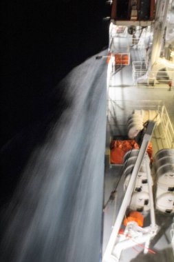 Cankurtaran botu olan bir feribotun canlandırıcı gece görüntüsü.