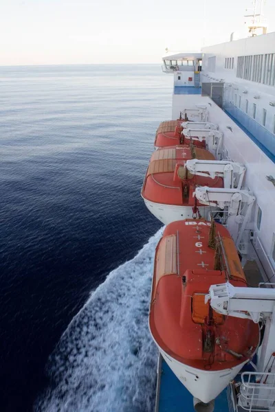 Suggestief Beeld Van Zijkant Van Een Veerboot Met Een Reddingsboot — Stockfoto