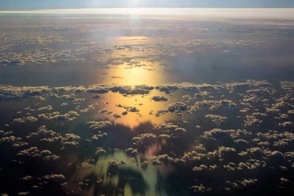 Imagem Evocativa Nuvens Vistas Avião Com Mar Fundo — Fotografia de Stock