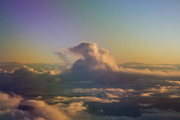 Espetacular Pôr Sol Visto Avião Com Nuvens Primeiro Plano Distância — Fotografia de Stock