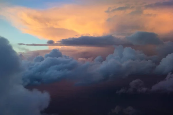 Espetacular Pôr Sol Visto Avião Com Nuvens Primeiro Plano Distância — Fotografia de Stock