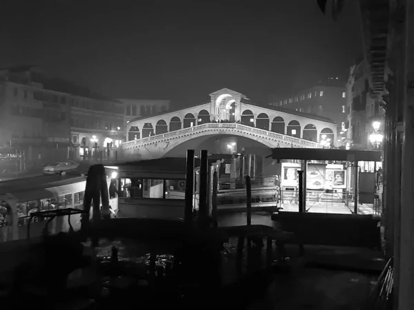 Βενετία Ιταλία Ιανουαρίου 2020 Υποβλητική Ασπρόμαυρη Εικόνα Της Γέφυρας Ριάλτο — Φωτογραφία Αρχείου
