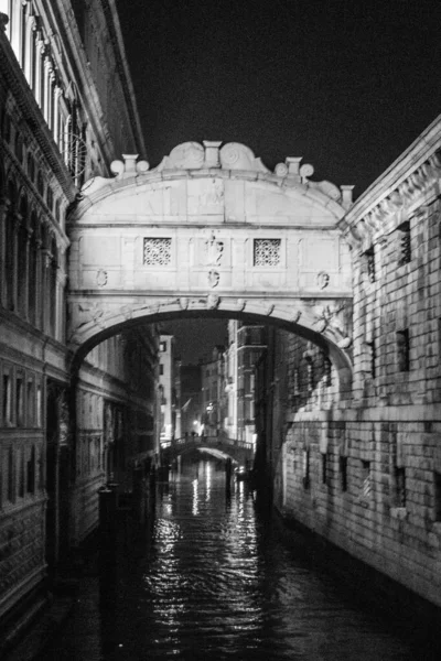 2020年1月28日 意大利威尼斯 城市最著名的象征之一 叹息桥的黑色和白色映像 — 图库照片