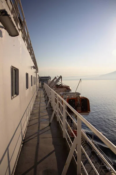 Suggestief Beeld Van Zijkant Van Een Veerboot Met Een Reddingsboot — Stockfoto