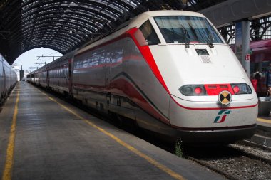 Milan, İtalya - 10 Ağustos 2020 Milan Merkez Tren İstasyonu 'nda 