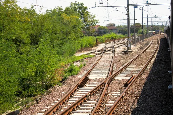 ミラノ イタリア 移動列車の窓から2020年8月10日 ミラノ ジェノヴァルート上のレールと自然景観 — ストック写真